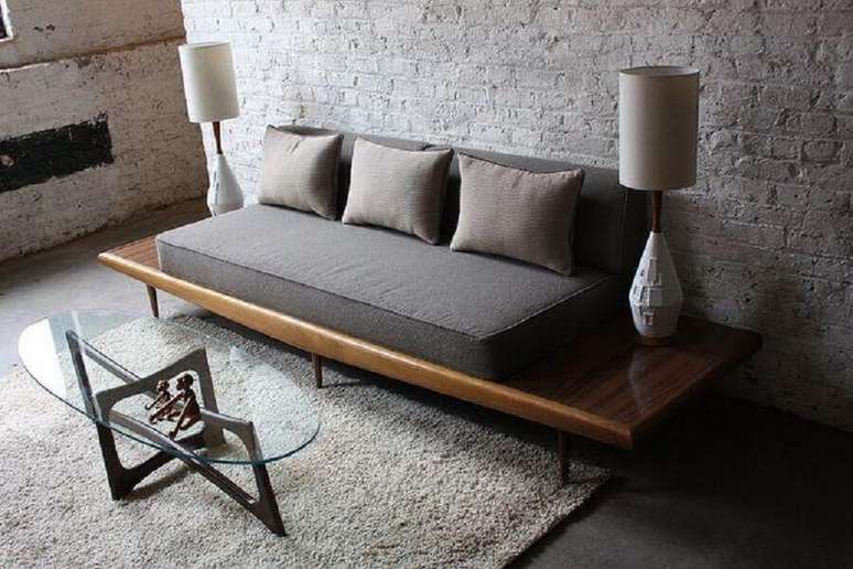 38. Sofá moderna com base de madeira para decoração contemporânea