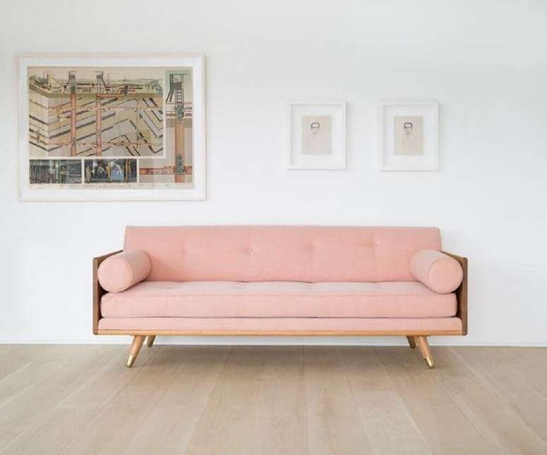 39. Modelo de sofá moderno cor de rosa com base de madeira, super delicado, ideal para uma decoração com toque delicados