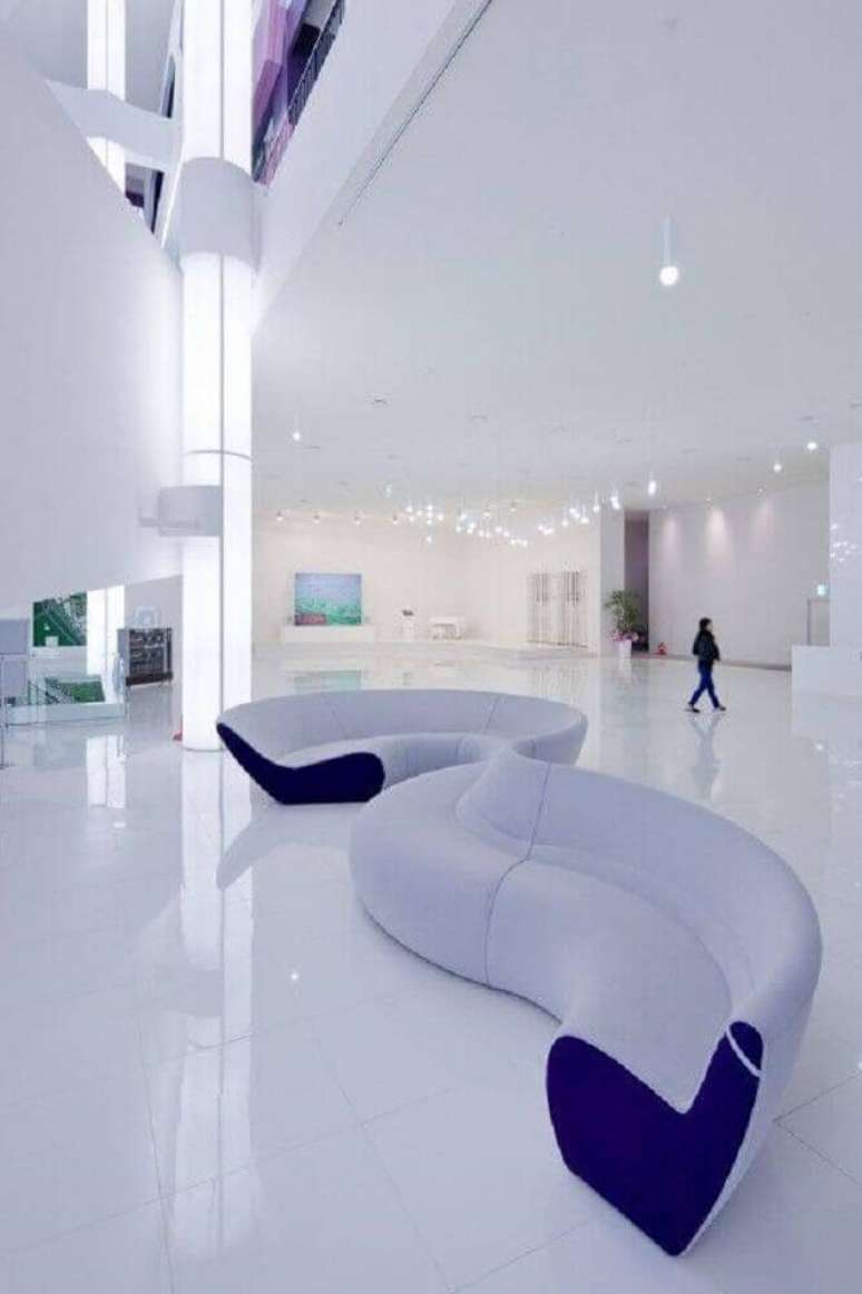 15. Modelo de sofá moderno com design que lembra ondas
