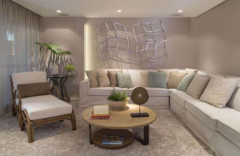 18. Alguns modelos de sof&aacute; de canto s&atilde;o perfeitos para salas pequenas