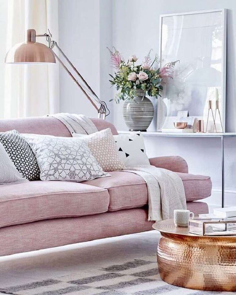 6. Opte por tons claros ao escolher o sofá para sala pequena