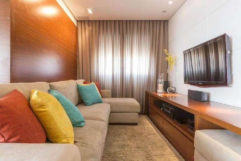 42. Modelo de sofá para sala de TV confortável e pequena