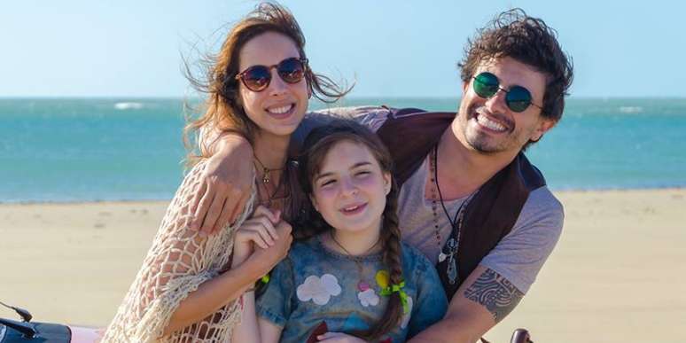 Poliana (Sophia Valverde) entre seus pais Alice (Kiara Sasso) e Lorenzo (Lázaro Menezes): trama leve e sem polêmicas