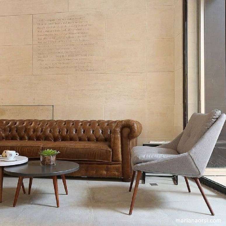 54. Sof&aacute; de couro com capiton&ecirc; para sala decorada