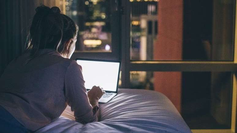 Mexer no celular ou no computador antes de dormir pode retardar o sono
