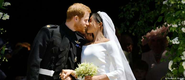 Harry e Meghan Markle diante da Capela de São Jorge, no castelo de Windsor.