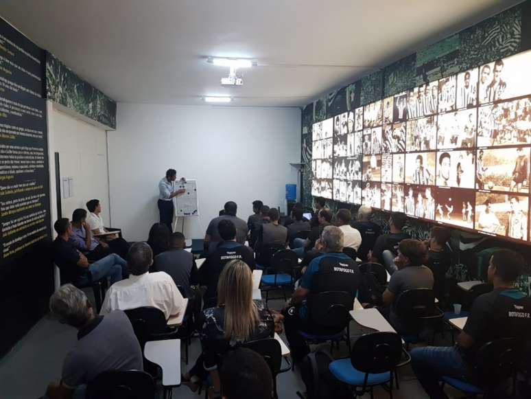 Valentim em reunião com outros funcionários da base alvinegra (Foto: Divulgação - Botafogo)
