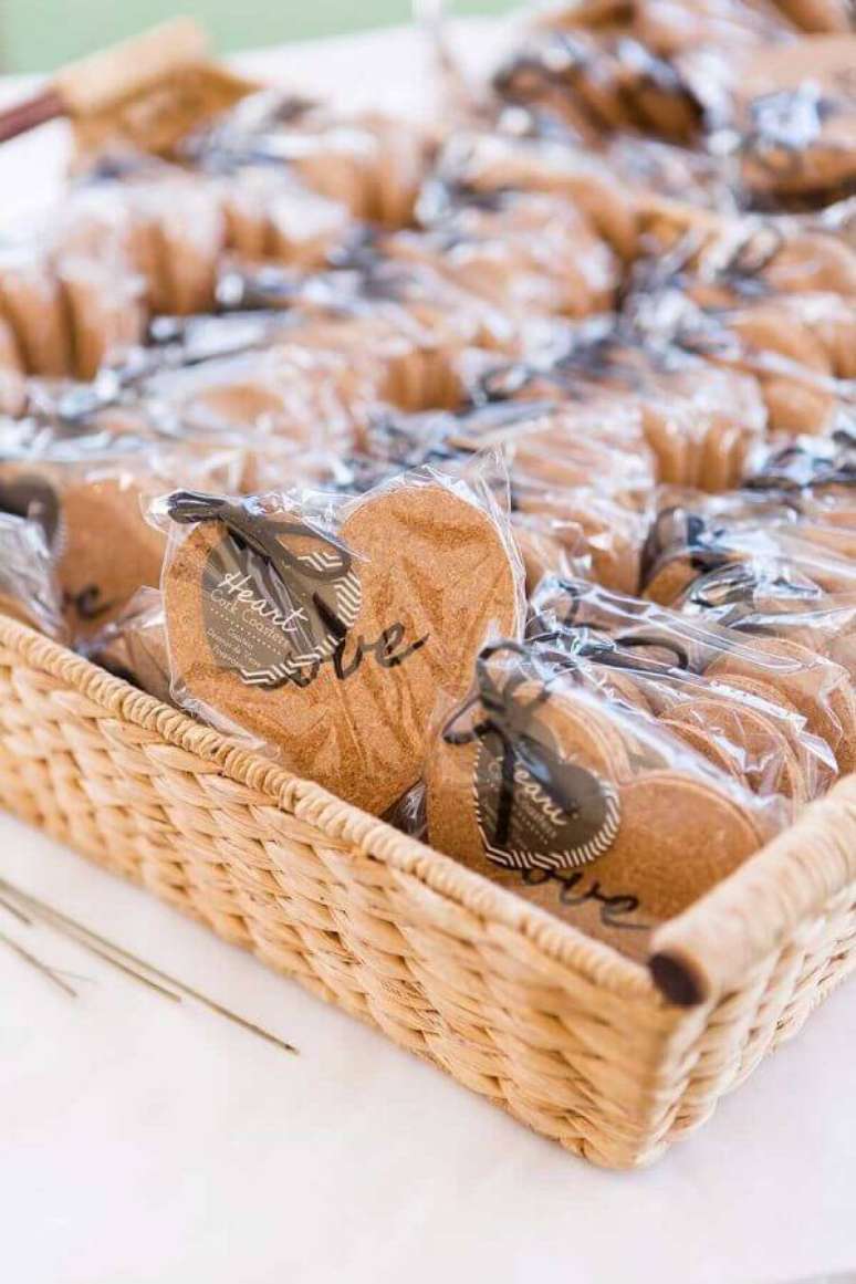 21. Biscoitos confeitados e decorados para lembrancinhas de casamento simples