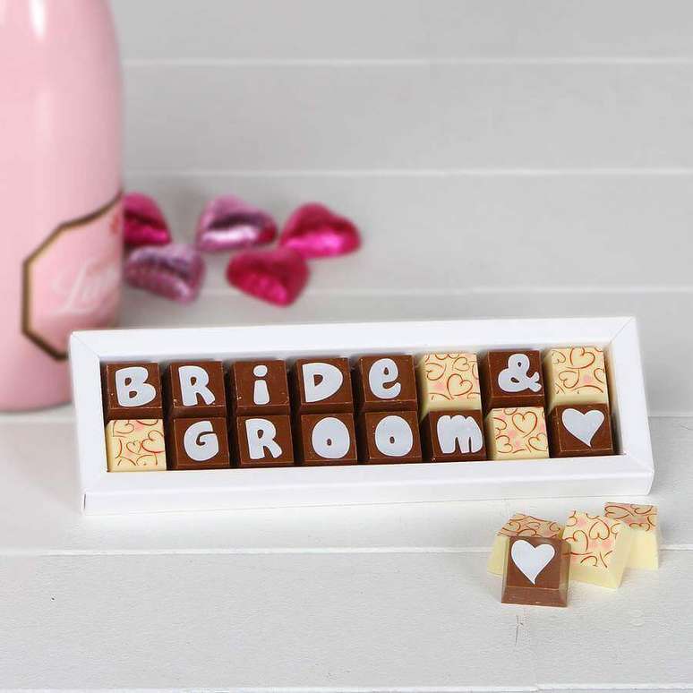 33. Caixa de chocolate personalizada como lembrancinhas para casamento