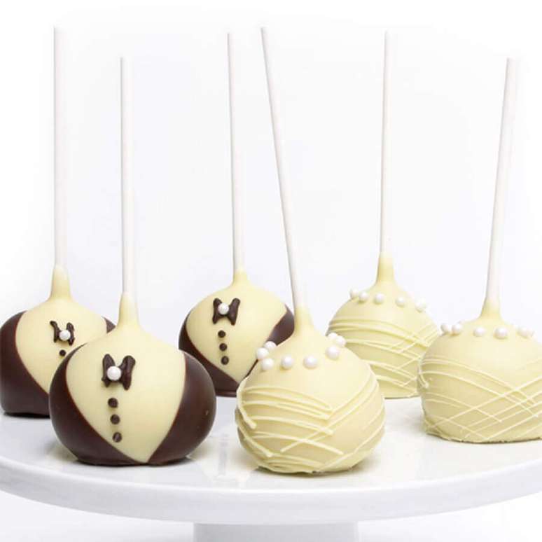 10. Cake pop são opções saborosas de lembrancinhas de casamento baratas e simples