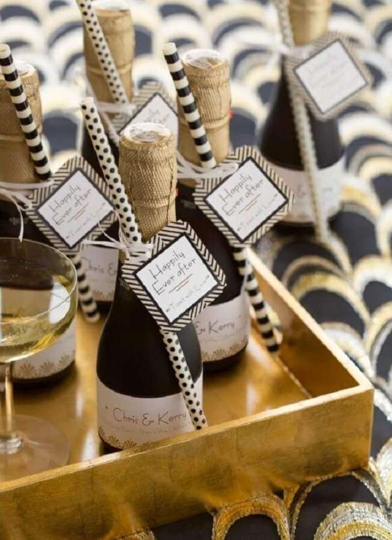 35. Garrafinhas de champanhe personalizadas para lembrancinhas de casamento