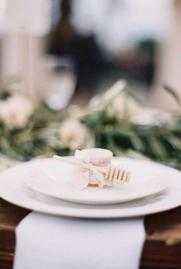 17. Potinho de mel decorado para lembrancinha de casamento