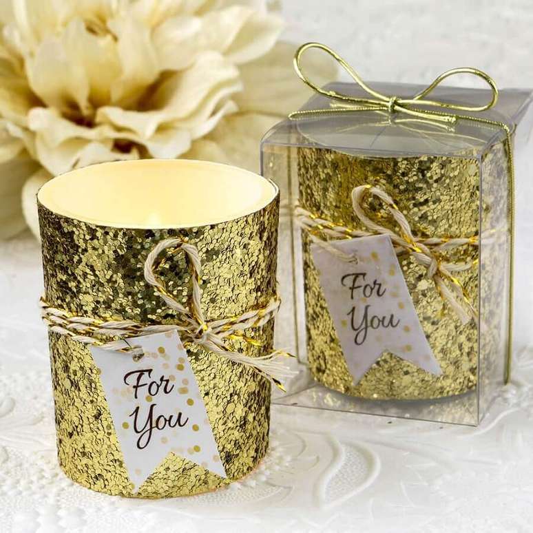 48. Aqui as velas ganharam um toque especial para se tornarem lindas lembrancinhas de casamento baratas