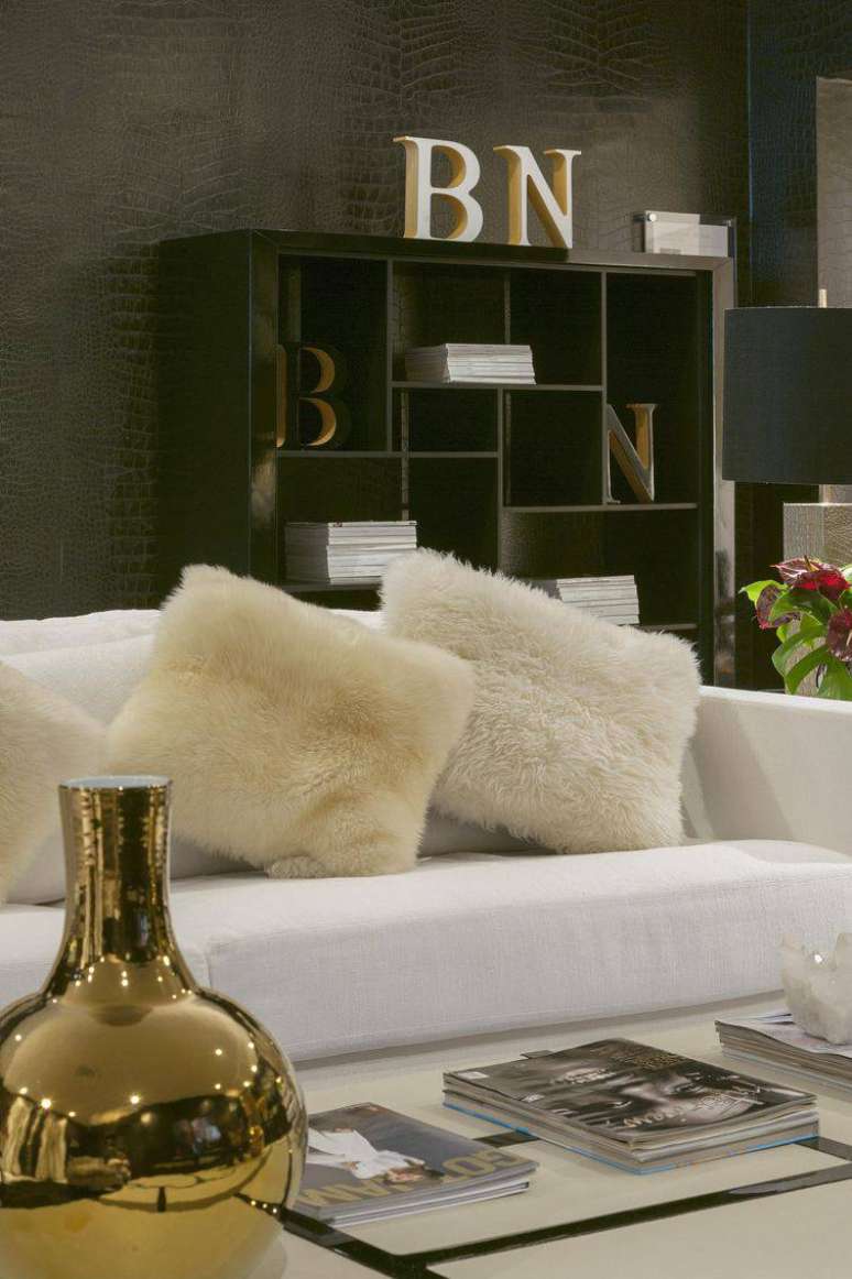 17. A cor preta juntamente com o dourado deixa o ambiente requintado