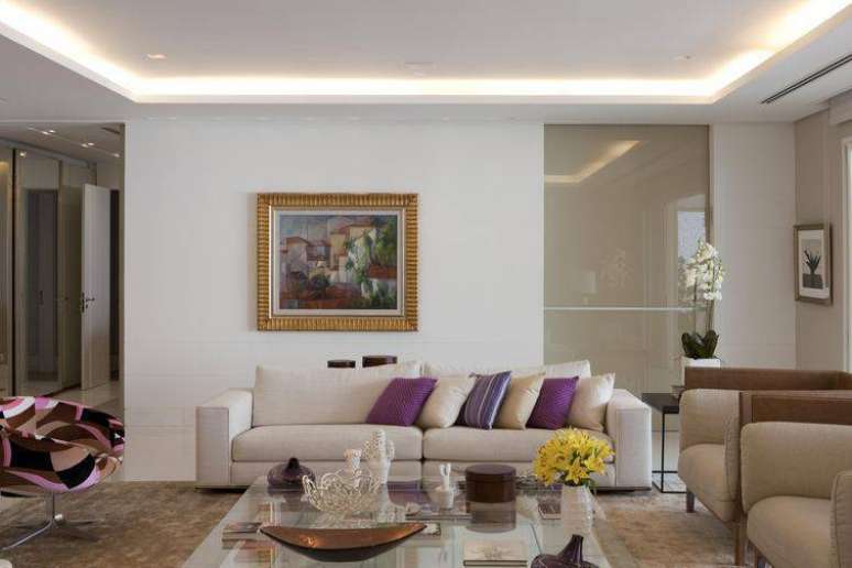 19. Sala decorada de forma elegante e com tons de roxo nos detalhes