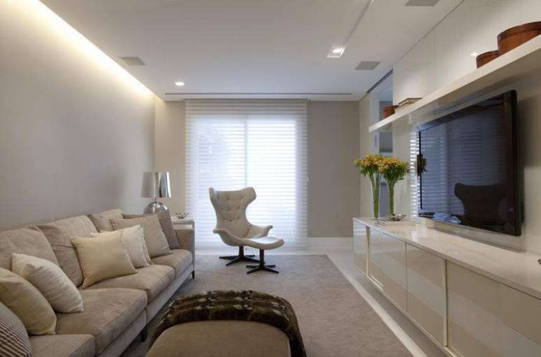 20. Sala clean com poltrona de design