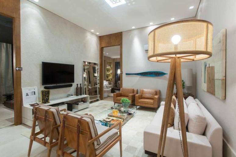 21. Os detalhes de madeira e marrom deixaram essa sala decorada de forma &uacute;nica