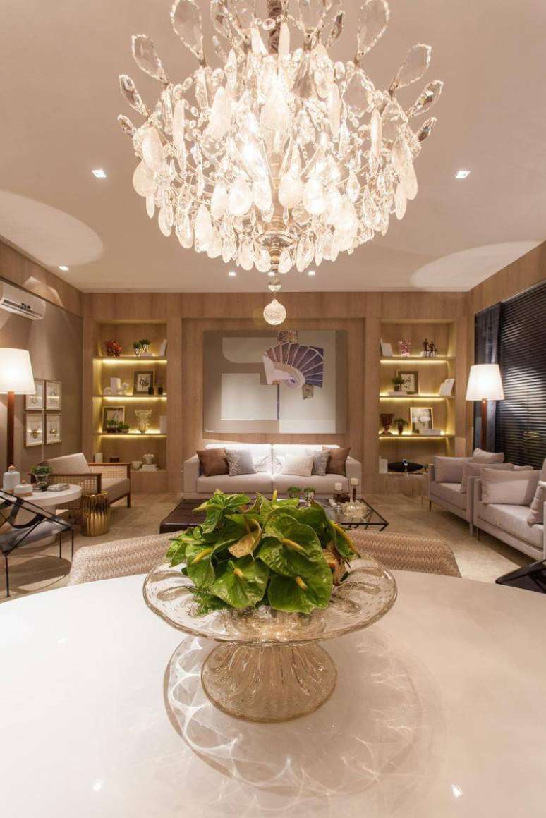 22. Salas decoradas com lumin&aacute;rias e lustres costumam ser glamourosas