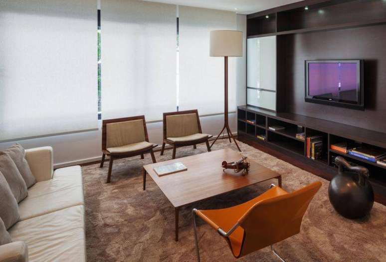 23. Sala decorada de forma moderna e com tons escuros