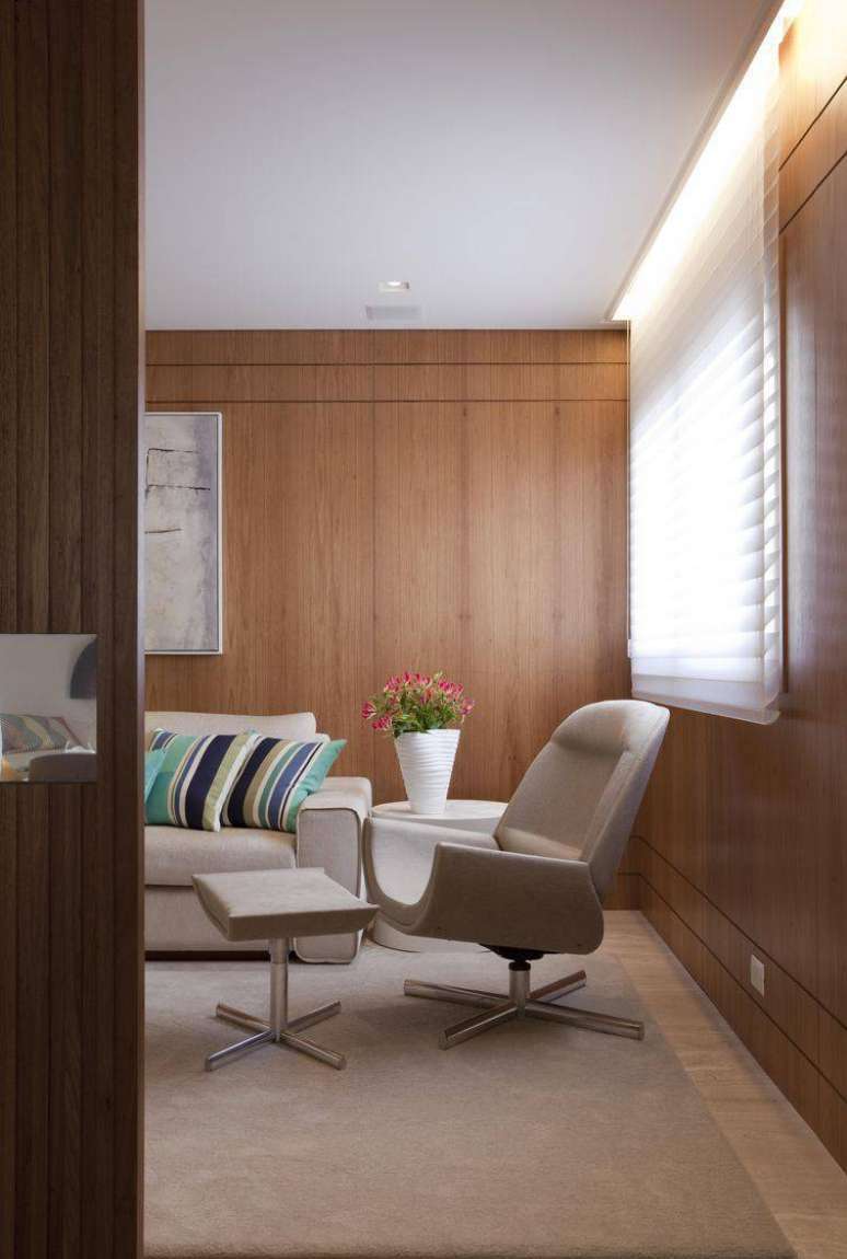 26. Ter Uma poltrona confort&aacute;vel &eacute; um prazer nas salas decoradas de forma cl&aacute;ssica