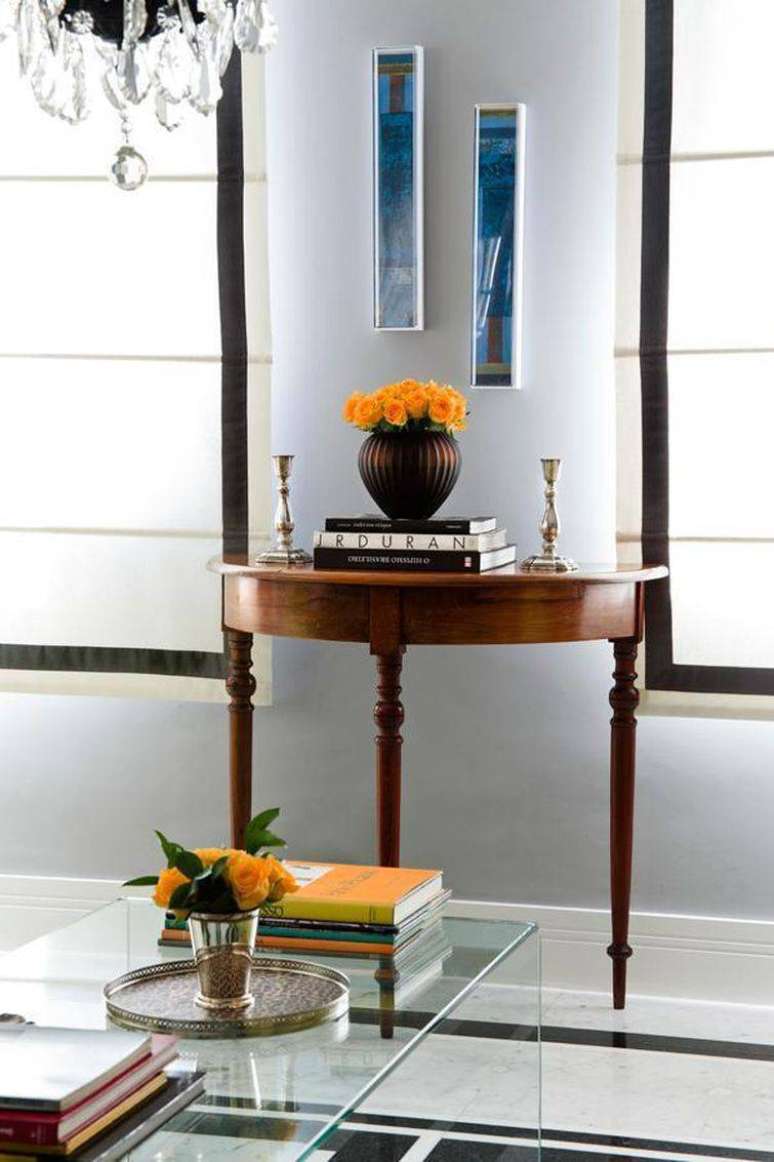 30. Salas decoradas com flores s&atilde;o muito graciosas