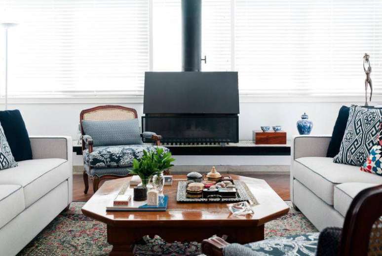 31. Salas decoradas com m&oacute;veis de diferentes estilos est&atilde;o em alta