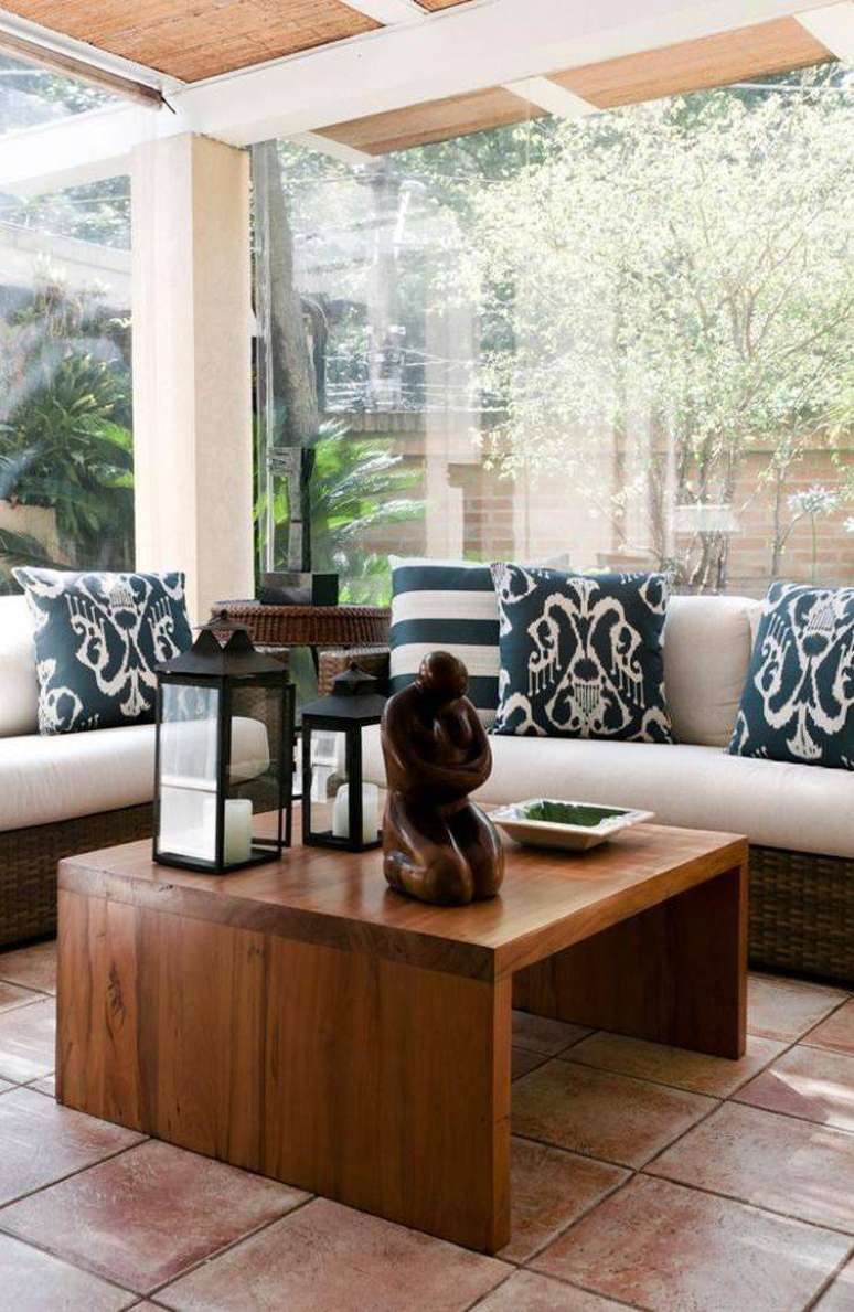 32. Salas decoradas com detalhes que deixam o ambiente mais leve