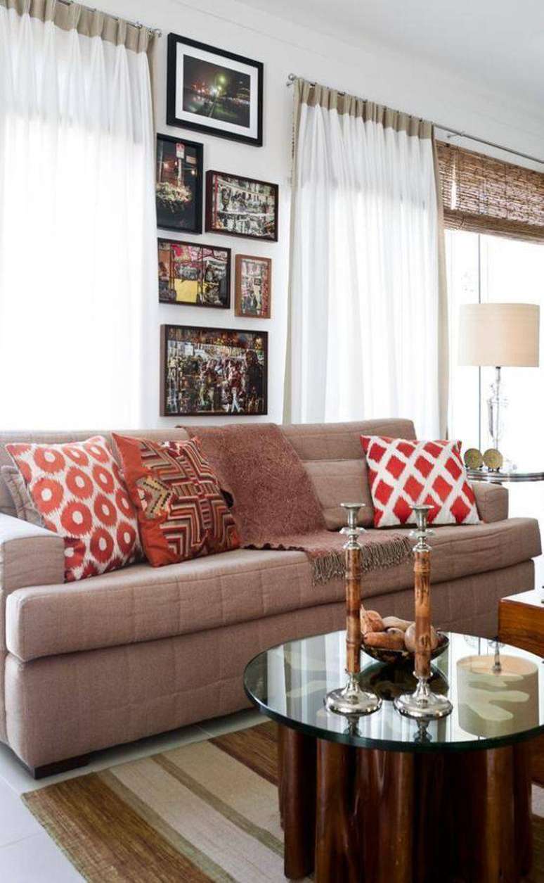 33. Quadros s&atilde;o perfeitos para decorar a sala