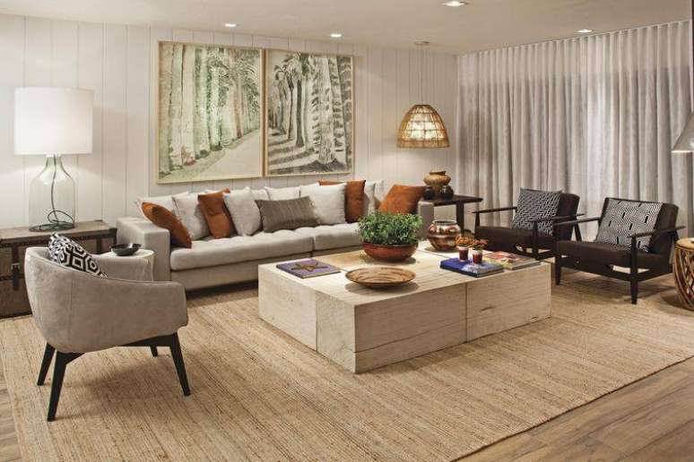 35. Sala espa&ccedil;osa com diferentes tipos de mobili&aacute;rio