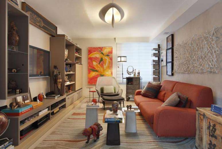 36. O sof&aacute; vermelho e o quadro s&atilde;o os destaques dessa sala