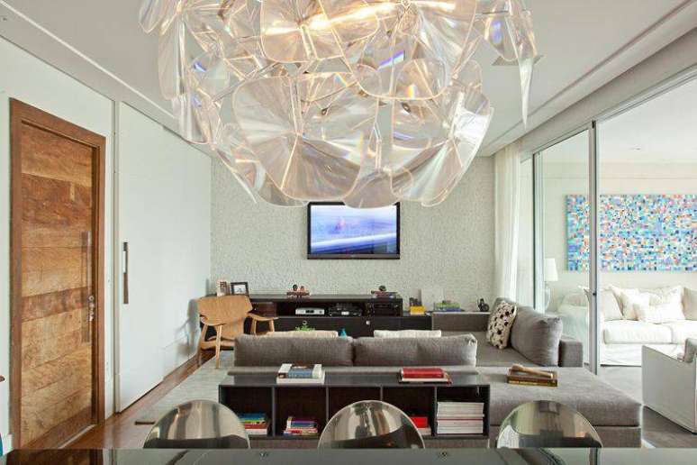 6. Sala moderna com pedente com design diferente