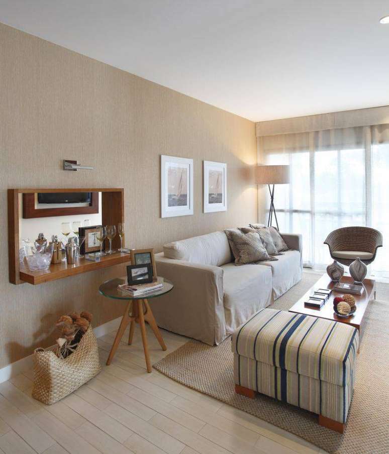 38. Sala decorada com tons neutros e detalhes em madeira