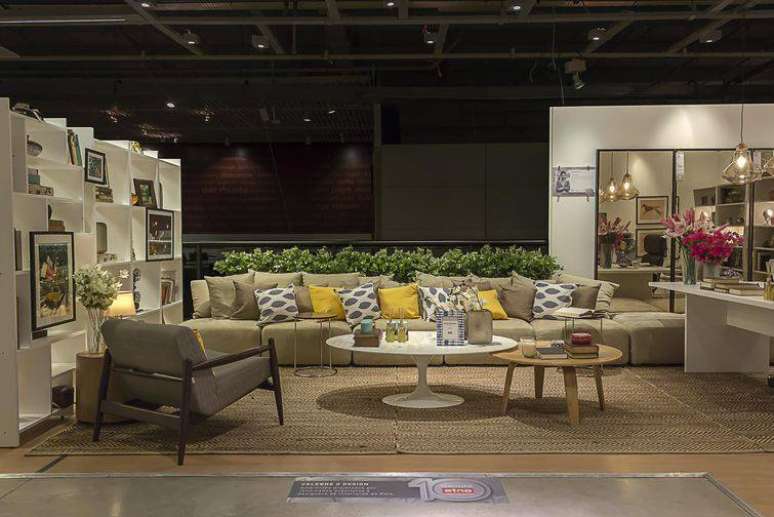 39. Sala espa&ccedil;osa planejada para receber v&aacute;rias pessoas