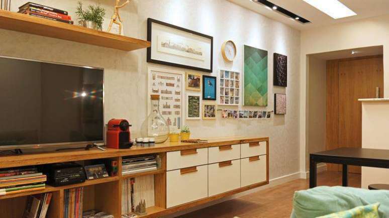 40. O rack comprido e os quadros s&atilde;o o destaque desta sala decorada com tons diferentes