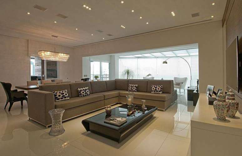 7. Sala espa&ccedil;osa e moderna com linhas retas de disposi&ccedil;&atilde;o dos m&oacute;veis