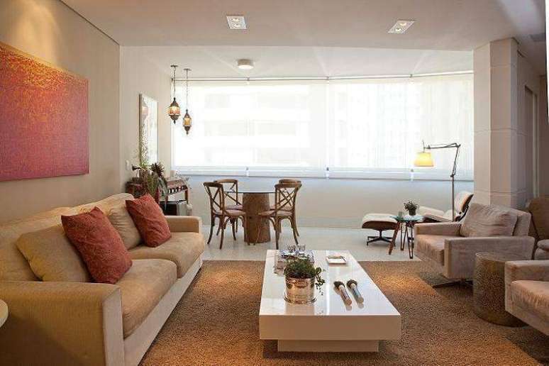 8. Sala de estar com sof&aacute; e poltronas confort&aacute;veis