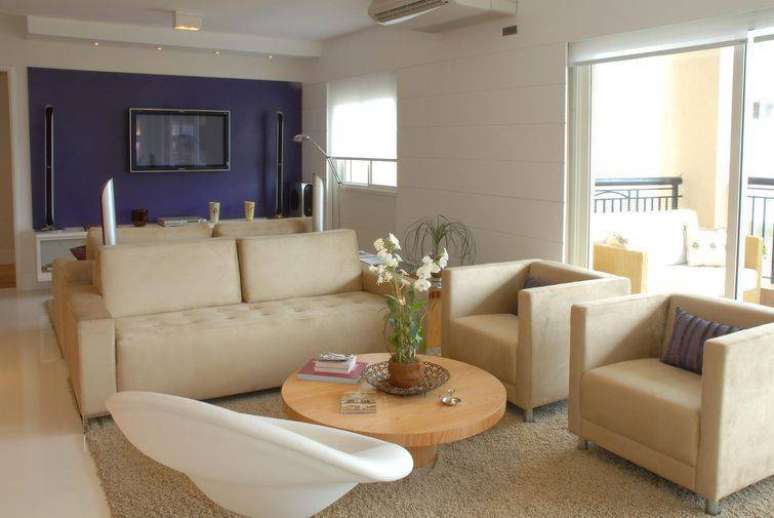 11. Sala decorada com a cor azul e tons de bege. Um charme!