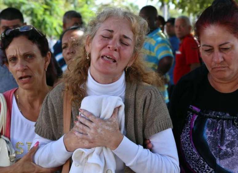 Parentes choram após identificação de corpos de vítimas de acidente aéreo em Cuba