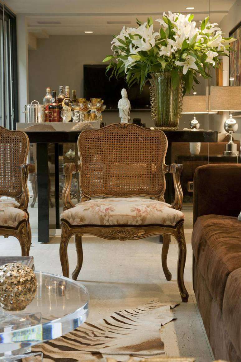 3. Poltrona com o design cl&aacute;ssico &eacute; o destaque desse ambiente