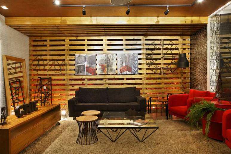4. Sala decorada com madeira reutilizada
