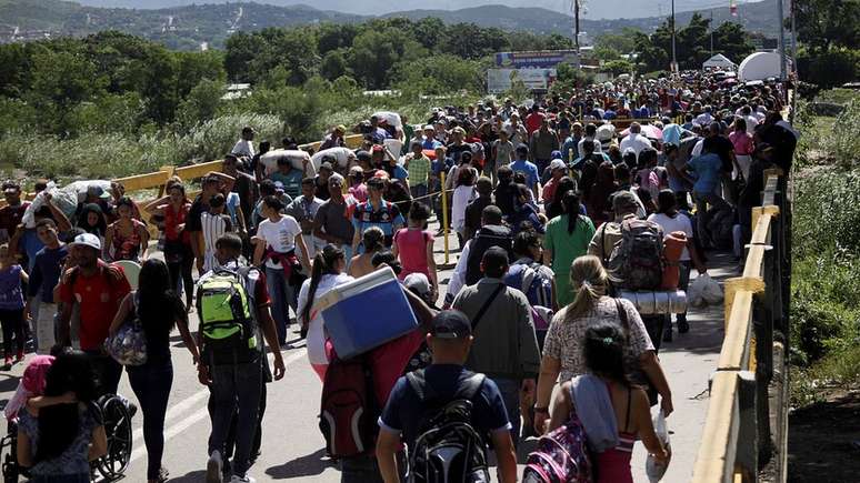 Centenas de venezuelanos estão migrando para outros países por causa da crise