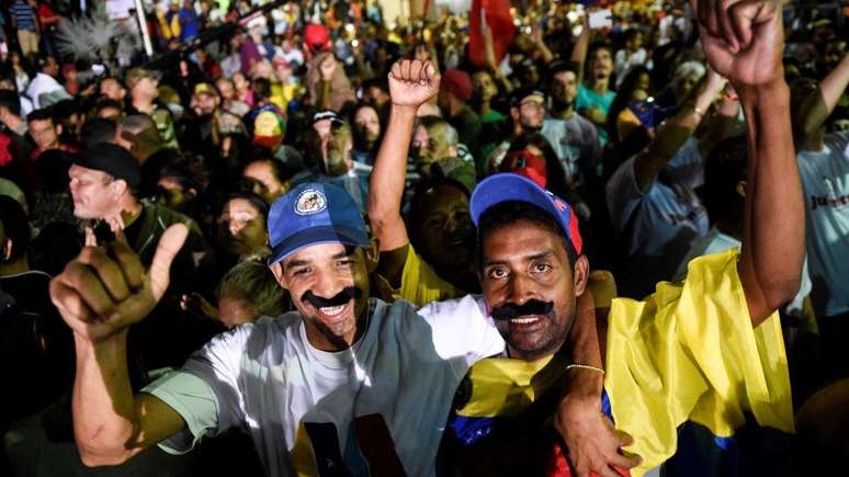 Eleitores de Maduro comemoram a reeleição do presidente venezuelano