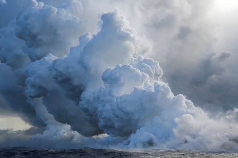 Lava do vulc&atilde;o Kilauea chega ao oceano Pac&iacute;fico em Pahoa 20/05/2018 REUTERS/Terray Sylvester
