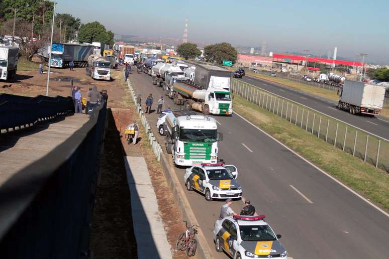 Caminhoneiros fazem protesto contra o aumento do preço do diesel na manhã desta segunda-feira (21), na Rodovia Zeferino Vaz (SP-332), em Paulínia (SP). 