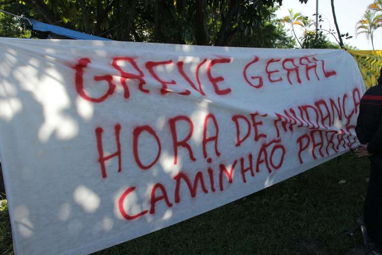 Caminhoneiros realizam protesto em Santos (SP)