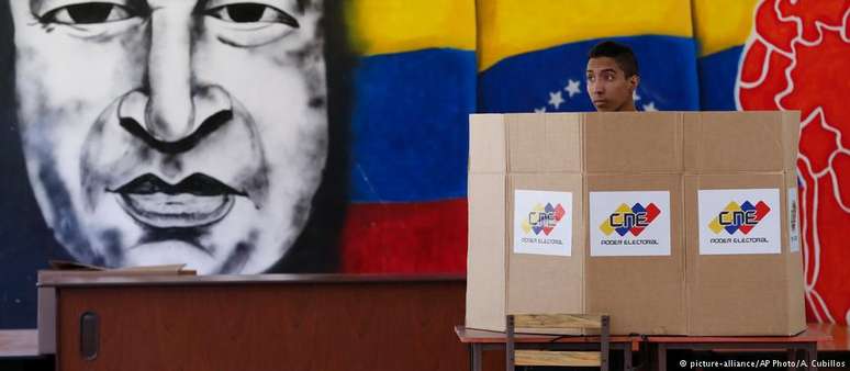Centro de votação, com a imagem de Hugo Chávez ao fundo