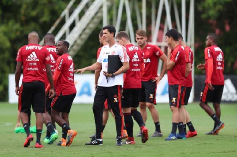 Maurício Barbieri tem problemas para montar a equipe que enfrentará o River (Foto: Gilvan de Souza/Flamengo)