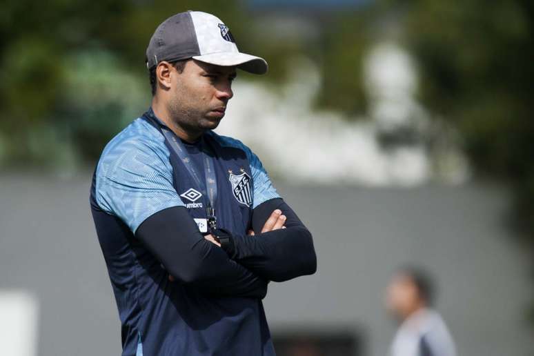 Jair Ventura, em coletiva, cutucou a diretoria pela contratação de um meia-armador (Foto: Ivan Storti/Santos)