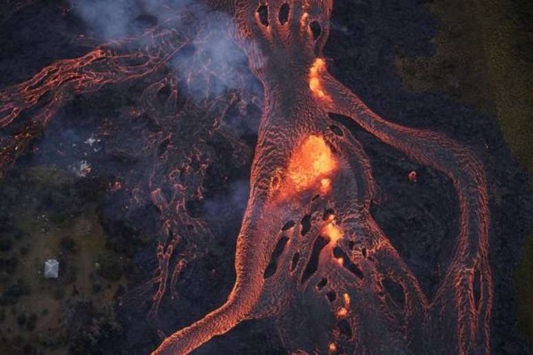 Lava de vulcão no Havaí chega ao oceano e gera nuvem tóxica