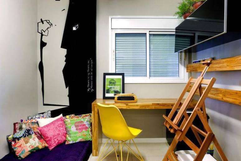 18. Adesivo art&iacute;stico em quarto de solteiro. Projeto de Roberto Carril